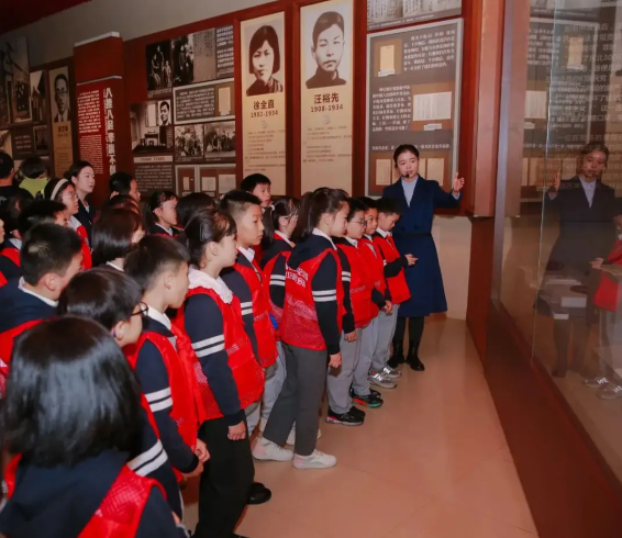 了解年代考虑职责学生们站在劳模立异效果展台前动手体验模拟焊接操作